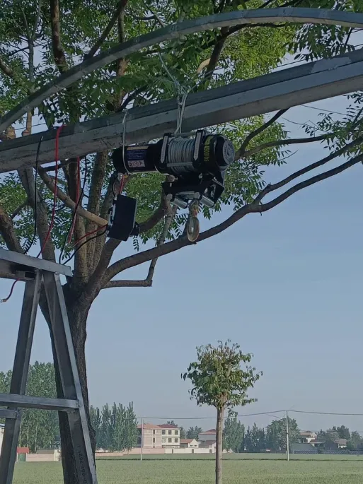Hoe hijsen met een elektrische lier met een eenvoudig stalen frame?