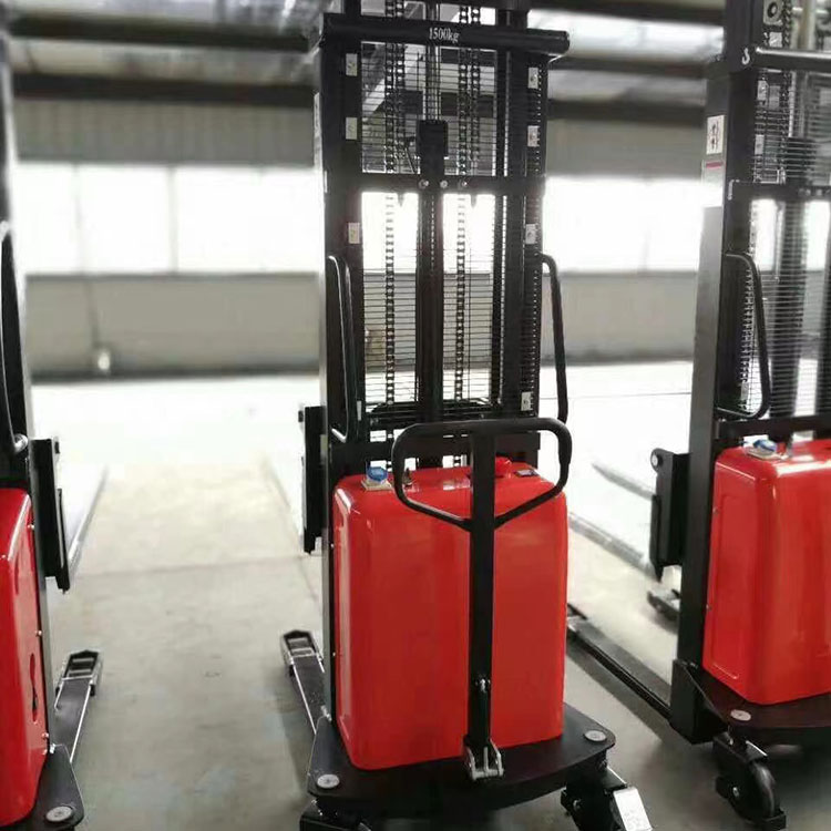 Semi-elektrische stapelaar